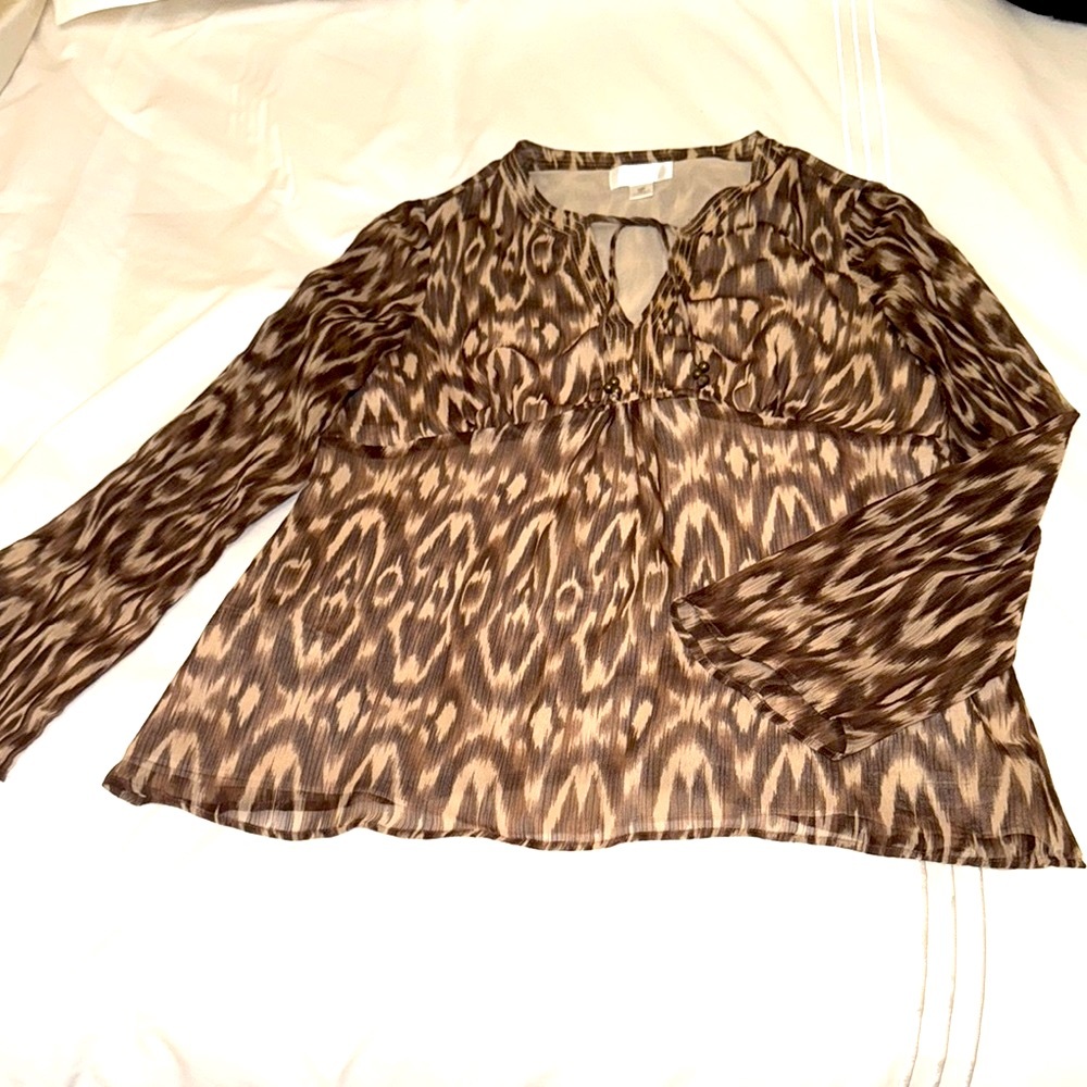 LOFT Brown and Cream Geo print Blouse. V neckline. Side zipper. Size 10P.